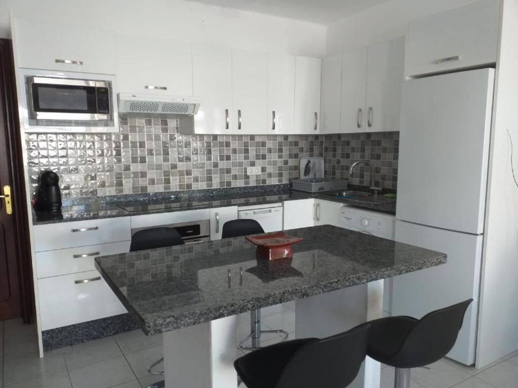 Playa Bastian - Piscina Climatizada - Wifi - Playa 1 Min.